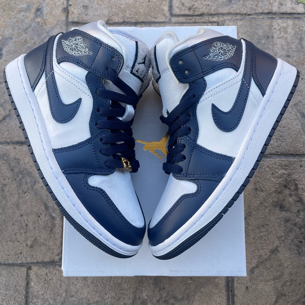 Jordan 1 Mid ‘Midnight Navy/Football Grey’